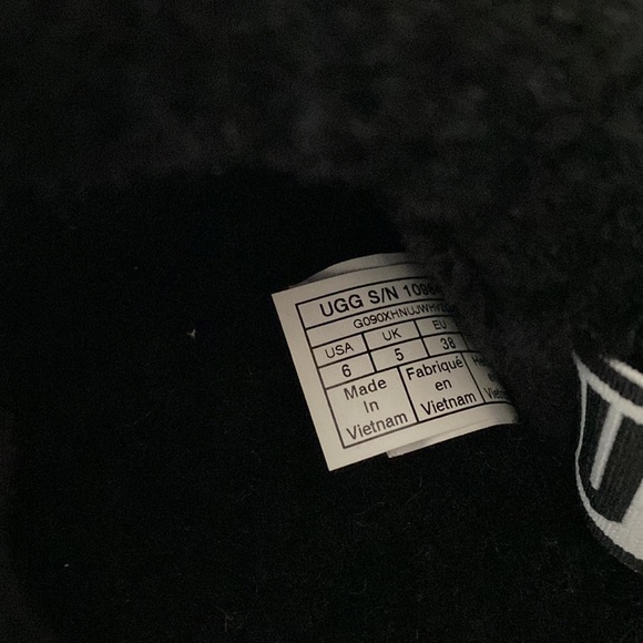 UGGS slippers/shoes - Picture 3 of 4